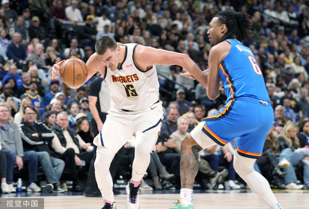 她把目光投 她把目光投